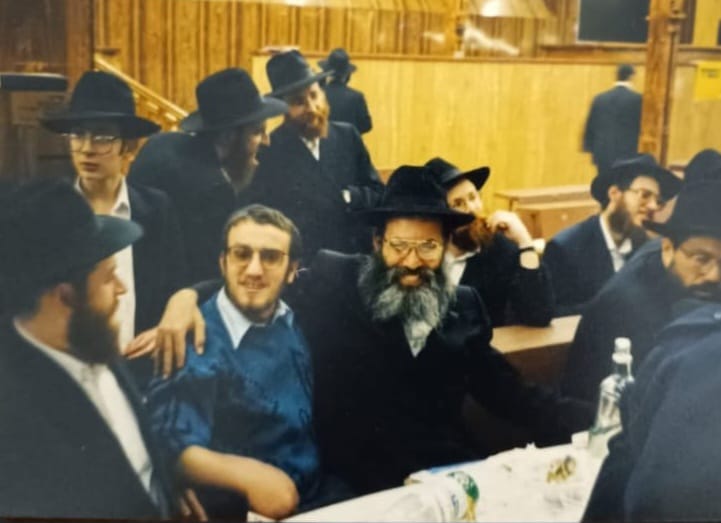 התוועדות יום הבהיר י"א ניסן תשנ"ה ב-770, עם ר‘ שניאור פרידמן (אחריו ר‘ אלי טורין)